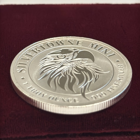 Silver Town Mint Other - Silver coin 1 oz 999 fine Silver town mint a beautiful Eagle edition 🦅